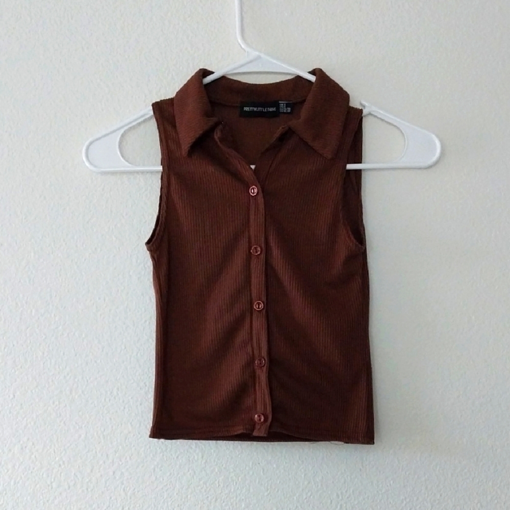 PrettyLittleThing Brown Fitted Sleeveless Notched Collar Cropped Top siz…